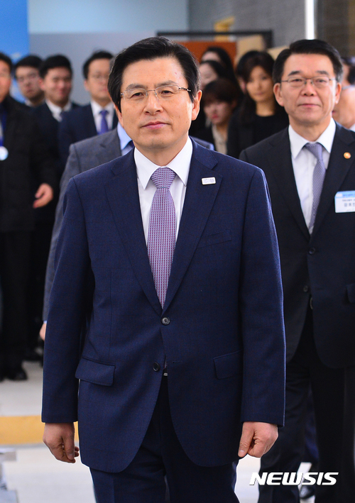 【서울=뉴시스】전진환 기자 = 황교안 대통령 권한대행 국무총리가 24일 오전 서울 마포구 성산동 가좌역 부지에 조성된 대학생 특화 주거단지 '행복주택 가좌지구' 커뮤니티센터에서 열린 입주행사에 참석하고 있다. 2017.02.24. amin2@newsis.com