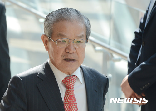 【서울=뉴시스】신태현 기자 = 권태신 신임 전국경제인연합회 상근부회장이 24일 오전 서울 여의도 전경련회관에서 열린 제56회 정기총회에서 참석하고 있다.&nbsp; 전경련은 창립멤버이자 역대 회장을 배출하며 예산의 75%를 책임져온 삼성과 현대차, SK, LG 등 4대 그룹이 탈퇴하면서 와해위기에 빠져있다. 2017.02.24.&nbsp; holjjak@newsis.com