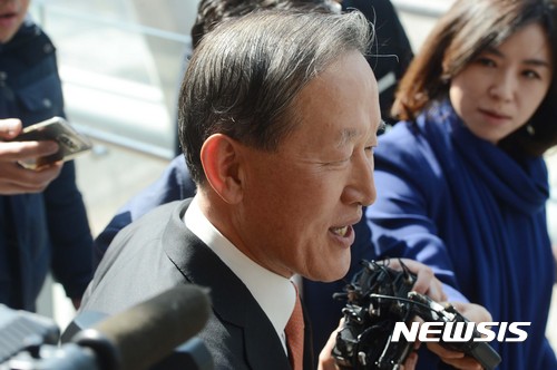 【서울=뉴시스】신태현 기자 = 전국경제인연합회 회장으로 유임된 허창수 GS그룹 회장이 24일 오전 서울 여의도 전경련회관에서 열린 제56회 정기총회에 참석하고 있다.&nbsp; 전경련은 창립멤버이자 역대 회장을 배출하며 예산의 75%를 책임져온 삼성과 현대차, SK, LG 등 4대 그룹이 탈퇴하면서 와해위기에 빠져있다. 2017.02.24.&nbsp; holjjak@newsis.com