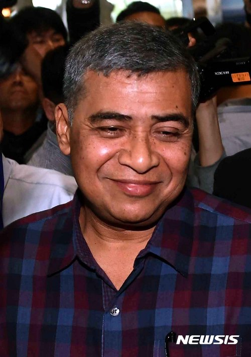 【쿠알라룸푸르(말레이시아)=뉴시스】조성봉 기자 = 24일 오전(현지시각) 말레이시아 쿠알라룸푸르 공항 귀빈실 입구에서 탄 스리 칼리드 아부 바카르 말레이시아 경찰청장이 취재진의 질문에 답변을 마치고 미소를 짓고 있다. 말레이시아 경찰청장은 “김정남 시신에서 검출한 시료를 분석한 결과, VX로 불리는 신경작용제 ‘N-2-디이소프로필아미노에틸 메틸포스포노티올레트’가 검출됐다고 밝혔다. 2017.02.24. suncho21@newsis.com