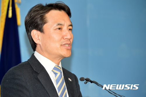 【서울=뉴시스】배훈식 기자 = 24일 오후 서울 여의도 국회 정론관에서 자유한국당 김진태 의원이 기자회견을 열고 양승태 대법원장의 조속한 이정미 헌법재판소장 권한대행 후임자 지명을 촉구하고 있다. 2017.02.24. dahora83@newsis.com