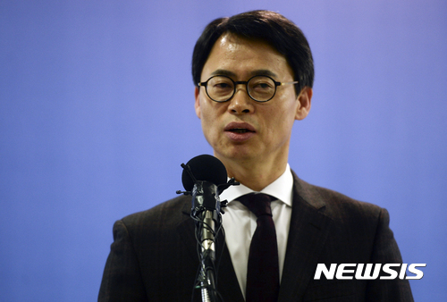 【서울=뉴시스】최진석 기자 = 박근혜 정부의 최순실 등 민간인에 의한 국정농단 의혹 사건 규명을 위한 수사를 하고 있는 박영수 특별검사팀 이규철 대변인(특검보)이 24일 오후 서울 강남구 대치동 특검 사무실에서 브리핑을 하고 있다. 2017.02.24.&nbsp; myjs@newsis.com