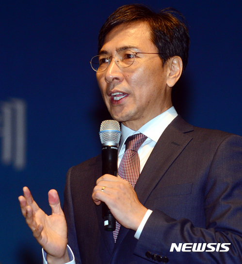 【순천=뉴시스】류형근 기자 = 안희정 충남지사가 24일 오후 전남 순천시 순천문화예술회관에서 열린 더좋은 민주주의 전남포럼 초청토론회에 참석해 '안희정과 함께 순천에 심쿵하다'라는 주제로 강연을 하고 있다. 2017.02.24.&nbsp; hgryu77@newsis.com