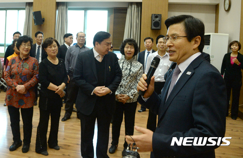 【서울=뉴시스】전진환 기자 = 황교안 대통령 권한대행 국무총리가 24일 오후 서울 서대문노인종합복지관을 방문해 댄스교습중인 어르신들에게 인사말을 하고 있다. 2017.02.24.&nbsp; amin2@newsis.com 