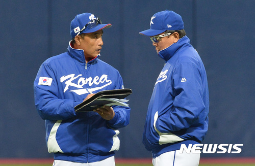 【서울=뉴시스】이영환 기자 = 월드베이스볼클래식(WBC) 대표팀 송진우(왼쪽) 코치와 선동열 코치가 쿠바와 평가전을 하루 앞 둔 24일 오후 서울 구로구 고척 스카이돔에서 훈련을 지켜보며 이야기를 나누고 있다. 2017.02.24. 20hwan@newsis.com