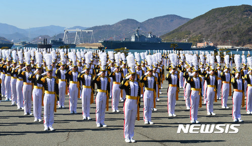 【서울=뉴시스】해군은 13일 오후 2시 송영무 국방부 장관이 임석한 가운데 해군사관학교 연병장에서 제72기 해군사관생도 136명(수탁생도 4명 포함)의 졸업·임관식을 거행한다고 밝혔다. 사진은 71기 졸업식 사진. 2017.02.24. (사진=해군사관학교 제공)&nbsp; photo@newsis.com
