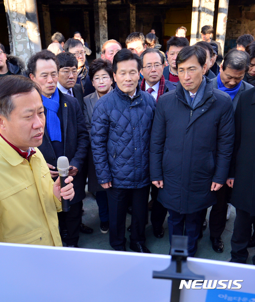 【여수=뉴시스】류형근 기자 = 안희정 충남지사가 24일 오후 전남 여수시 화재가 발새한 여수수산시장을 찾아 복구 과정에 대해 설명을 듣고 있다. 2017.02.24.&nbsp; hgryu77@newsis.com