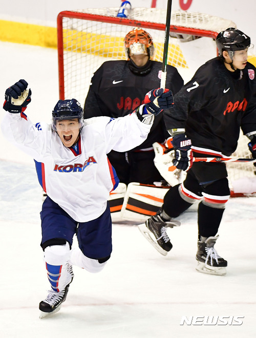 【삿포로(일본)=뉴시스】최동준 기자 = 24일 일본 훗카이도 삿포로 츠키사무 경기장에서 열린 2017 삿포로 동계아시안게임 남자 아이스하키 한국과 일본의 경기, 김원중이 추가골을 성공시킨 뒤 환호하고 있다. 2017.02.24.&nbsp; photocdj@newsis.com