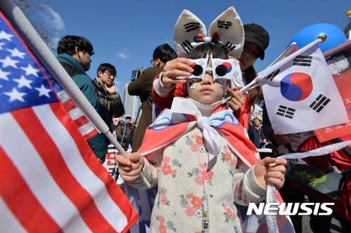 【서울=뉴시스】고승민 기자 = 대통령탄핵기각을위한국민총궐기운동본부가 25일 오후 서울광장과 대한문 앞에서 14차 탄핵반대 집회를 열고 있다. 부모 손에 이끌려 나온 어린이가 성조기를 흔들고 있다. 2017.02.25.&nbsp; kkssmm99@newsis.com
