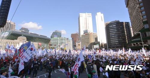 【서울=뉴시스】김선웅 기자 = 25일 오후 서울 중구 서울광장, 대한문 일대에서 대통령탄핵기각을위한국민총궐기운동본부(탄기국)와 박사모 등 보수시민단체 주최 제14차 대통령 탄핵 반대 집회가 열리고 있다. 2017.02.25. mangusta@newsis.com