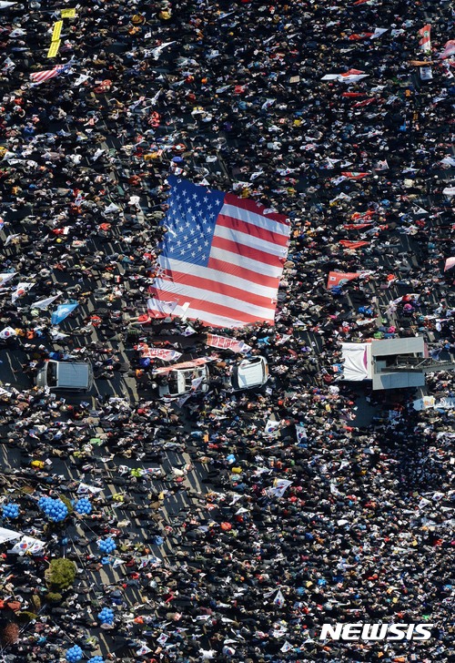 【서울=뉴시스】사진공동취재단 = 박근혜 대통령 취임 4주년인 25일 오후 서울 중구 대한문 앞과 서울광장일대에서 대통령 탄핵기각을 위한 국민총궐기 운동본부(탄기국) 회원을 비롯한 보수단체 회원들이 탄핵기각을 촉구하는 집회를 하고 있다. 2017.02.25.&nbsp; photo@newsis.com