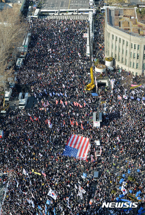 【서울=뉴시스】사진공동취재단 = 박근혜 대통령 취임 4주년인 25일 오후 서울 중구 대한문 앞과 서울광장일대에서 대통령 탄핵기각을 위한 국민총궐기 운동본부(탄기국) 회원을 비롯한 보수단체 회원들이 탄핵기각을 촉구하는 집회를 하고 있다. 2017.02.25. photo@newsis.com