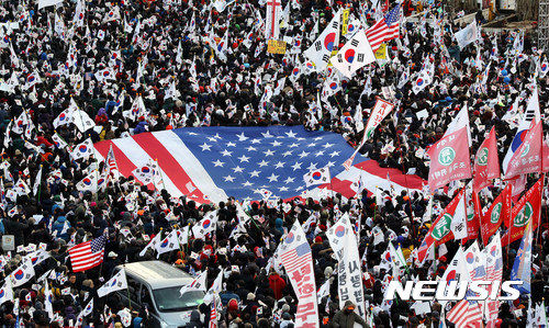 【서울=뉴시스】사진공동취재단 =25일 오후 서울 중구 서울광장 일대에서 대통령 탄핵기각을 위한 국민총궐기 운동본부(탄기국) 회원을 비롯한 보수단체 회원들이 탄핵 기각을 촉구하는 집회를 열고 서울역 방향으로 행진하고 있다. 2017.02.25.&nbsp; photo@newsis.com