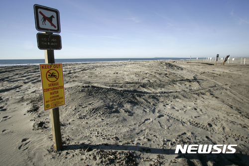 【AP/뉴시스】 = 멕시코의 티후아나 강의 하수 오염으로 오수가 흘러든 미국쪽 태평양 연안의 해수욕장이 폐쇄되는 경우가 많다. 캘리포니아주 관리들은 티후아나시의 하수관공사로 시작된 여과되지 않은 오수가 무려 1억 4000만배럴이나 강으로 유입되어 임페리얼 비치 일대 해수욕장들이 폐쇄되었다고 밝혔다.   