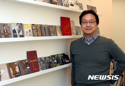 【서울=뉴시스】이영환 기자 = 소리 장인 '톤마이스터' 최진이 22일 오후 서울 서초구 자신의 스튜디오에서 뉴시스와 인터뷰를 마치고 포즈를 취하고 있다. 2017.02.26.&nbsp; 20hwan@newsis.com