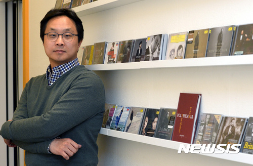 【서울=뉴시스】이영환 기자 = 소리 장인 '톤마이스터' 최진이 22일 오후 서울 서초구 자신의 스튜디오에서 뉴시스와 인터뷰를 마치고 포즈를 취하고 있다. 2017.02.26.&nbsp; 20hwan@newsis.com