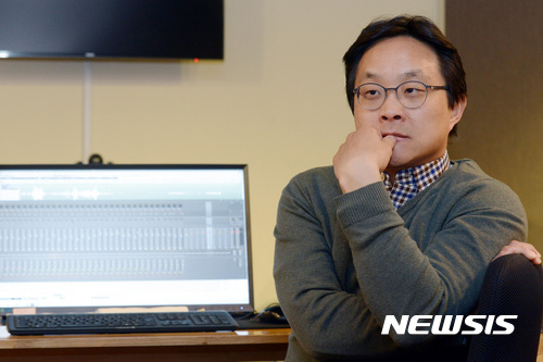 【서울=뉴시스】이영환 기자 = 소리 장인 '톤마이스터' 최진이 22일 오후 서울 서초구 자신의 스튜디오에서 뉴시스와 인터뷰 중 잠시 생각에 잠겨있다. 2017.02.26.&nbsp; 20hwan@newsis.com