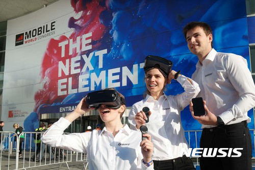 【서울=뉴시스】삼성전자가 27일(현지시간) 스페인 바르셀로나에서 개막하는 '모바일 월드 콩그레스 2017 (Mobile World Congress 2017)'에서 다양한 모바일 기기와 서비스∙솔루션, 차세대 통신 기술 등을 선보인다.&nbsp;&nbsp; '모바일 월드 콩그레스 2017 (Mobile World Congress 2017)' 전시회장 앞에서 모델들이 삼성 기어VR 신제품, 2017년형 갤럭시 A 스마트폰, 스마트워치 기어 S3를 소개하고 있다. 2017.02.26. (사진=삼성전자 제공)&nbsp; photo@newsis.com