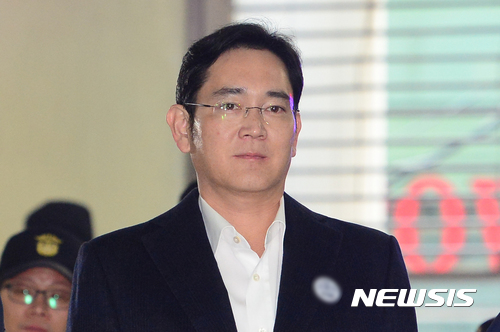 【서울=뉴시스】권현구 기자 = 이재용 삼성전자 부회장이 특검 조사를 받기 위해 26일 오전 서울 강남구 대치동 특별검사 사무실로 소환되고 있다. 2017.02.26.&nbsp; stoweon@newsis.com