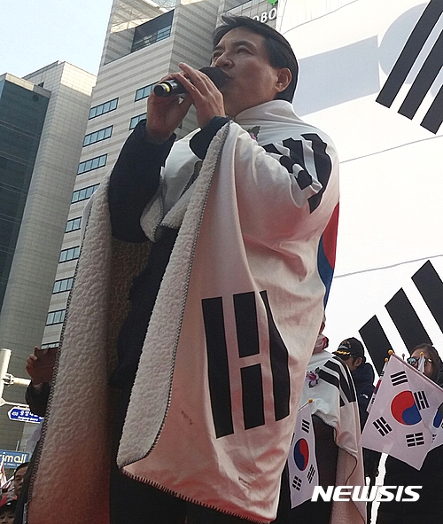 【대구=뉴시스】배소영 기자 = 26일 오후 대구 중구 대중교통지구에서 '탄핵기각국민총궐기대회'가 열린 가운데 자유한국당 김진태의원이 무대에 올라 박근혜대통령 탄핵 기각을 촉구하는 발언을 하고 있다. 2017.02.26.&nbsp; soso@newsis.com