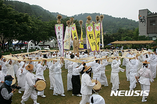 【서천=뉴시스】권교용 기자 = 26일 충남 서천군은 제28회 한산모시문화제를 ‘천오백년을 이어온 한산모시의 바람’이라는 주제로 오는 6월 9일부터 12일까지 한산모시관 일원에서 개최한다고 밝혔다. 사진은 지난해 개최한 한산모시문화제 장면. 2017.02.26. (사진=서천군청 제공) ggy0119@newsis.com