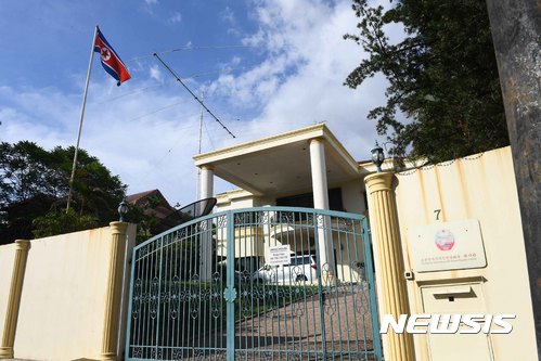 【쿠알라룸푸르(말레이시아)=뉴시스】조성봉 기자 = 26일 오후 (현지시각) 말레이시아 쿠알라룸푸르 북한대사관 문이 굳게 닫혀있다. ‘김정남 피살’ 사건을 수사해 온 말레이시아 경찰이 북한대사관 현광성 2등 서기관을 용의자로 지목한지 나흘이 지났지만 북한대사관은 침묵을 지키고 있다. 2017.02.26. suncho21@newsis.com