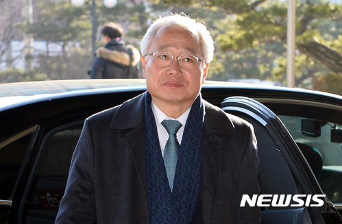 【서울=뉴시스】이영환 기자 = 김창종 헌법재판관이 지난해 2월27일 오전 서울 종로구 헌법재판소로 출근하고 있다. 2017.02.27. 20hwan@newsis.com