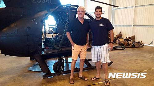 【서울=뉴시스】도널드 트럼프 미국 대통령이 취임 후 일주일 만에 승인한 예멘 대테러작전에서 순직한 네이비실 라이언 오언스 중사의 아버지가 이번이 '보여주기 용'이었다며 조사를 촉구했다. 사진은 윌리엄과 라이언 부자의 모습. (사진 출처 = 마이애미 타임스) 2017.02.27