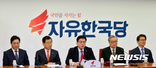 【서울=뉴시스】박진희 기자 = 자유한국당 인명진 비상대책위원장과 정우택 원내대표를 비롯한 비대위 위원들이 27일 오전 서울 여의도 당사에서 비상대책위원회 회의를 하고 있다.&nbsp;&nbsp; 사진 왼쪽부터 박완수 비대위 위원, 이현재 정책위의장, 정원내대표, 인 위원장, 김문수 비대위 위원. 2017.02.27.&nbsp; pak7130@newsis.com