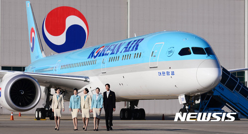 【인천=뉴시스】추상철 기자 = 대한항공이 27일 오전 인천 중구 대한항공 인천정비격납고에서 새로 도입되는 B787-9 항공기를 공개하고 있다. 새로 도입되는 대한항공 B787-9 항공기는 내달 중순부터 김포~제주 노선에 투입되며 오는 6월부터 캐나다 토론토 노선으로 첫 국제선 비행이 시작된다. 2017.02.27. scchoo@newsis.com