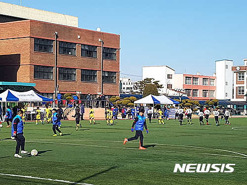 【대전=뉴시스】'2017 이츠대전 전국 초등부 축구스토브리그'에 참가한 선수들이 연습을 하고 있다.