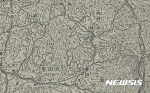 【충주=뉴시스】강신욱 기자 = 98주년 삼일절을 이틀 앞둔 27일 충북 충주시 동량면 대전리 배일마을이 '일본을 배척한다'는 뜻의 마을 지명으로 눈길을 끈다. 조선총독부가 1918년께 펴낸 조선5만분의1지형도에 '排日'(점선 원안)이란 마을 지명이 표기돼 있다. 2017.02.27. (사진=종로도서관 제공)&nbsp; photo@newsis.com