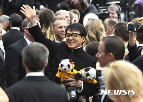 【로스앤젤레스=AP/뉴시스】중국의 무술배우 성룡이 2017 아카데미상 시상식을 위해 로스앤젤레스의 돌비 극장에 도착한 뒤 팬들의 환영을 받고 있다. 그는 23일 헝가리 부다페스트의 중국영화제 개막식에 참석, 앞으로 헝가리에서 영화를 찍겠다고 기자들에게 말했다. 2017.04.24 