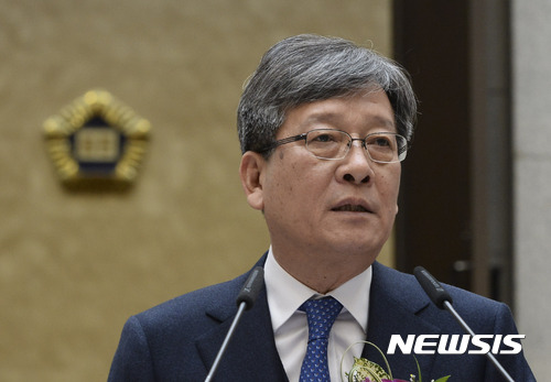 [서울=뉴시스]최진석 기자 = 이상훈 대법관이 27일 서울 서초구 대법원에서 열린 퇴임식에 참석해 퇴인사를 하고 있다. 이 대법관은 이날 6년간의 임기를 마치고 퇴임했다. 2017.02.27. myjs@newsis.com