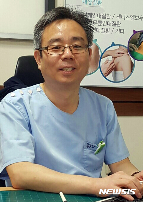 【부산=뉴시스】하경민 기자 = 부산 부산진구 성수정형외과는 조광우 원장이 국제적 기준으로 통용되는 미국 근골격계 초음파 검사자격증(ARDMS-RMSK) 시험에 합격한 부산·경남지역 첫 의사가 됐다고 27일 밝혔다. 2017.02.27. (사진=성수정형외과 제공) yulnetphoto@newsis.com