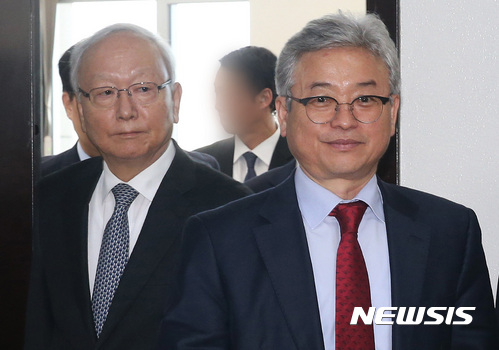 【서울=뉴시스】박진희 기자 = 이철우 국회 정보위원장, 이병호 국정원장이 27일 오전 서울 여의도 국회에서 열린 정보위원회 전체회의에 참석하기 위해 회의실로 들어서고 있다. 2017.02.27. photo@newsis.com