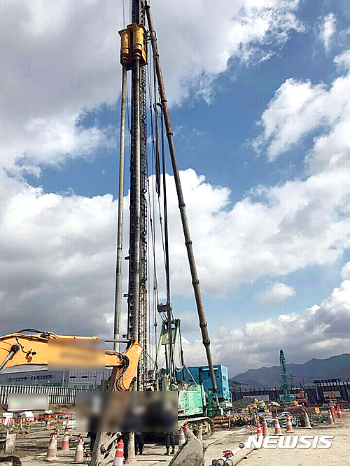 【부산=뉴시스】하경민 기자 = 27일 오전 10시께 부산 강서구 대저동 부전~마산 복선전철 제2공구 서부산유통 단지 역사 공사현장에서 대형 천공기의 스크류가 떨어져 작업 중이던 A(39)씨를 덮쳐 숨지는 사고가 발생했다. 2017.02.27. (사진=강서경찰서 제공)&nbsp; yulnetphoto@newsis.com