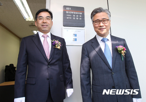 【제주=뉴시스】우장호 기자 = 27일 오전 제주시 이도2동 제주지방검찰청 6층 형사3부장검사실 앞에서 이석환(오른쪽) 제주지검장과 최성국 형사3부장검사가 기념촬영을 하고 있다. 2017.02.27.&nbsp; woo1223@newsis.com