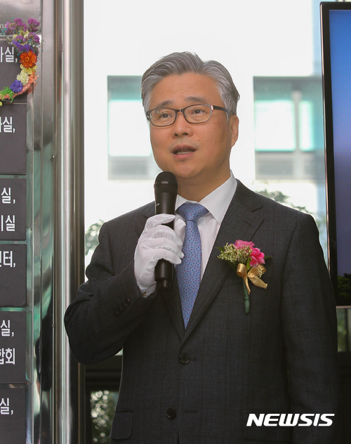 【제주=뉴시스】우장호 기자 = 이석환 광주고검 차장검사. 사진은 제주지검장이던 지난해 2월 제주지방검찰청 형사3부 신설 기념 현판식에서 축사를 하는 모습. 2017.02.27. woo1223@newsis.com