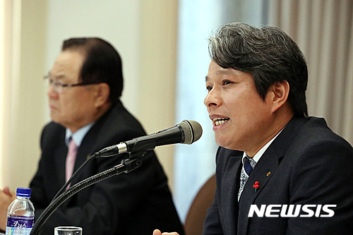 【서울=뉴시스】오종택 기자 = 한국프로골프협회(KPGA)와 카이도골프코리아는 '2017 KPGA 코리안투어-카이도 시리즈'를 개최한다고 밝혔다. 배우균 카이도골프코리아 대표이사(오른쪽)과 양휘부 KPGA 회장. 2017.2.27. (사진=KPGA 제공)