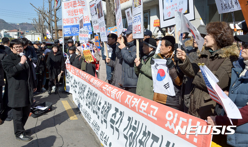 【서울=뉴시스】이영환 기자 = 박 대통령 탄핵심판 최종변론기일인 27일 오후 서울 종로구 헌법재판소 앞에서 어버이연합 관계자들이 탄핵심판 반대집회를 하고 있다. 2017.02.27.  20hwan@newsis.com