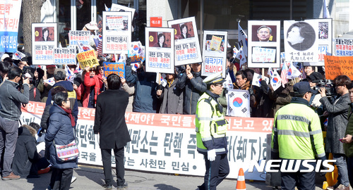 【서울=뉴시스】이영환 기자 = 박 대통령 탄핵심판 최종변론기일인 27일 오후 서울 종로구 헌법재판소 앞에서 어버이연합 관계자들이 탄핵심판 반대집회를 하고 있다. 2017.02.27.  20hwan@newsis.com