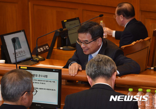 【서울=뉴시스】사진공동취재단 = 27일 서울 종로구 재동 헌법재판소에서 열린 박근혜 대통령 탄핵심판 최종 변론에 앞서 박근혜 대통령 측 법률대리인단의 이중환 변호사가 관계자들과 대화하고 있다. 2017.02.27.&nbsp;&nbsp;&nbsp;&nbsp; photo@newsis.com