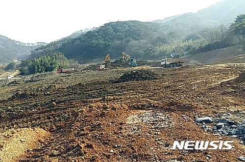 【정읍=뉴시스】김종효 기자 = 27일 전북 정읍시는 한국관광공사와 공동으로 개발 중인 '내장산리조트 관광지 조성사업'이 순조롭게 진행되고 있다며 내장산골프장 역시 전체 부지의 지반정리 작업을 진행하며 12%의 공정률을 나타내고 있다고 전했다. 내장산골프장 부지 지반정리 작업이 진행되고 있는 모습이다. 2017.02.27. (사진 = 정읍시 제공) photo@newsis.com