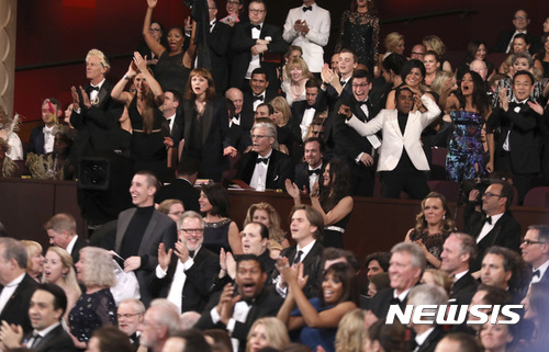 【AP/뉴시스】 = 26일 로스앤젤레스 돌비극장에서 거행된 제 89회 아카데미상 시상식. 이 날 관중들사이에서 최우수작품이 "라라랜드"로 잘못 발표되었다가 나중에 "문라이트"로 정정되자 이 작품의 제작진이 환호하며 기뻐하고 있다.&nbsp; 이 시상식의 시청률은 지난 해보다도 100만명이 줄어 2008년 이래 최저를 기록했다. 
