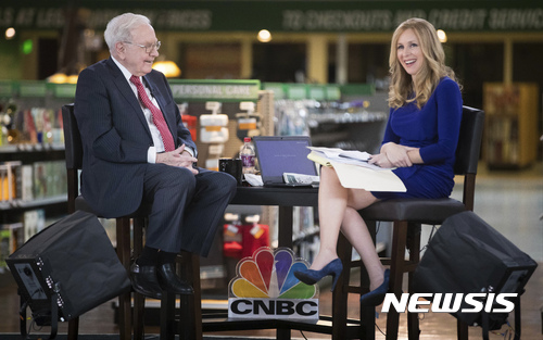 【오마하=AP/뉴시스】'오마하의 현인'으로 불리는 워런 버핏 미국 버크셔 해서웨이 회장이 2017년 2월27일(현지시간) 네브라스카주 오마하의 네브라스카 가구마트 매장 내에서 CNBC와 인터뷰하고 있다. 2017.02.28