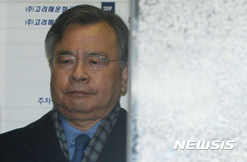 【서울=뉴시스】홍효식 기자 = 박근혜 정부의 최순실 등 민간인에 의한 국정농단 의혹 사건 규명을 위한 특별검사의 수사기간 만료일인 28일 오전 박영수 특별검사가 서울 강남구 대치동 특검 사무실로 출근하고 있다. 2017.02.28. yesphoto@newsis.com