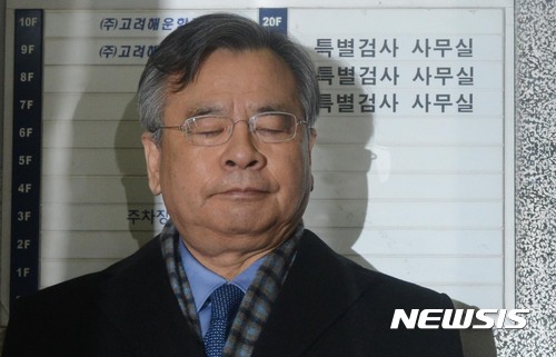 【서울=뉴시스】홍효식 기자 = 박근혜 정부의 최순실 등 민간인에 의한 국정농단 의혹 사건 규명을 위한 특별검사의 수사기간 만료일인 28일 오전 박영수 특별검사가 서울 강남구 대치동 특검 사무실로 출근하고 있다. 2017.02.28.  yesphoto@newsis.com