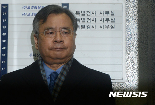 【서울=뉴시스】홍효식 기자 = 박근혜 정부의 최순실 등 민간인에 의한 국정농단 의혹 사건 규명을 위한 특별검사의 수사기간 만료일인 28일 오전 박영수 특별검사가 서울 강남구 대치동 특검 사무실로 출근하고 있다. 2017.02.28.  yesphoto@newsis.com