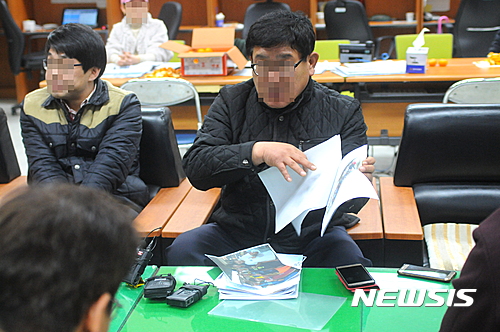 【전주=뉴시스】정경재 기자 = 28일 전북 전주완산경찰서는 필리핀 어학연수 과정에서 학생들을 학대한 혐의로 인솔교사를 불구속 입건했다고 밝혔다. 사진은 지난 22일 전북지방경찰청을 찾아 자신의 억울함을 호소하는 인솔교사와 법인 관계자의 모습. 2017.02.28.&nbsp;&nbsp; photo@newsis.com 